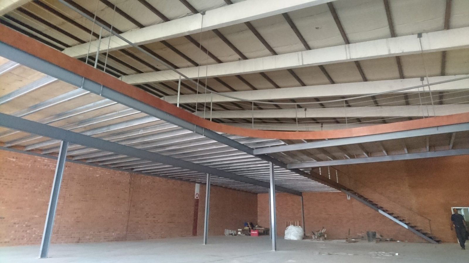 Center beam raised, front beam suspended from roof, incl. stairs & balustrade – Jacobs/Mobeni